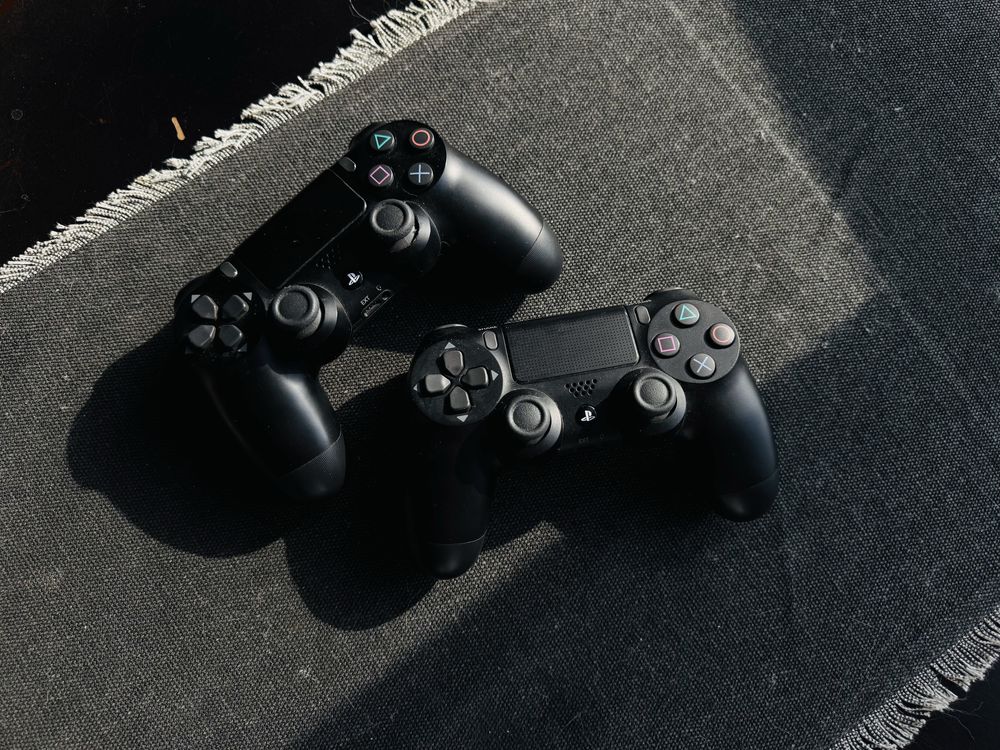 PS4 Pro (1TB) + 2 геймпади + блютуз-адаптер для навушників