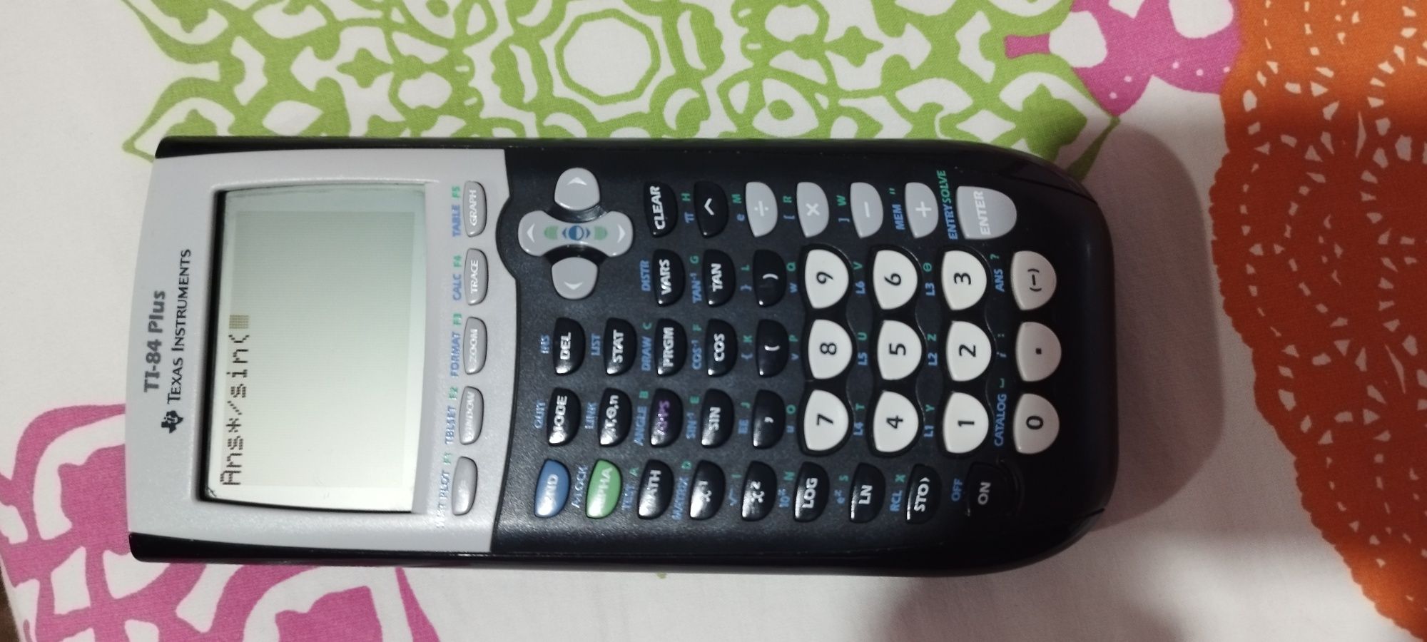 Maquina de calcular gráfica Texas Instruments TI-84 plus.