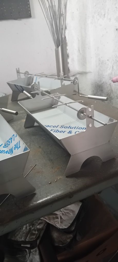 Assadores de chouriça e mini churrasqueiras.