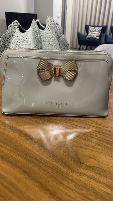 Clutch ou necesser senhora