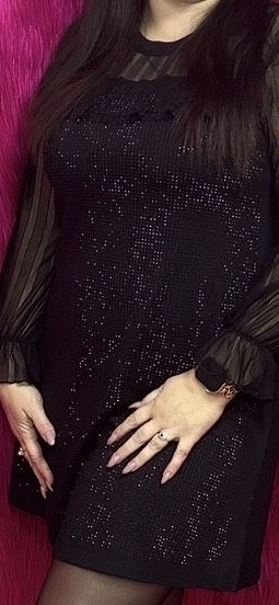 Дуже гарне плаття засипане стразами!