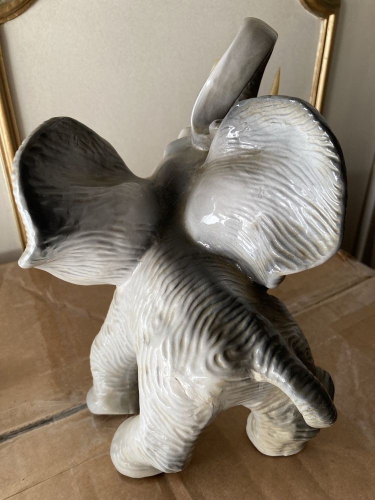 Elefante em cerâmica
