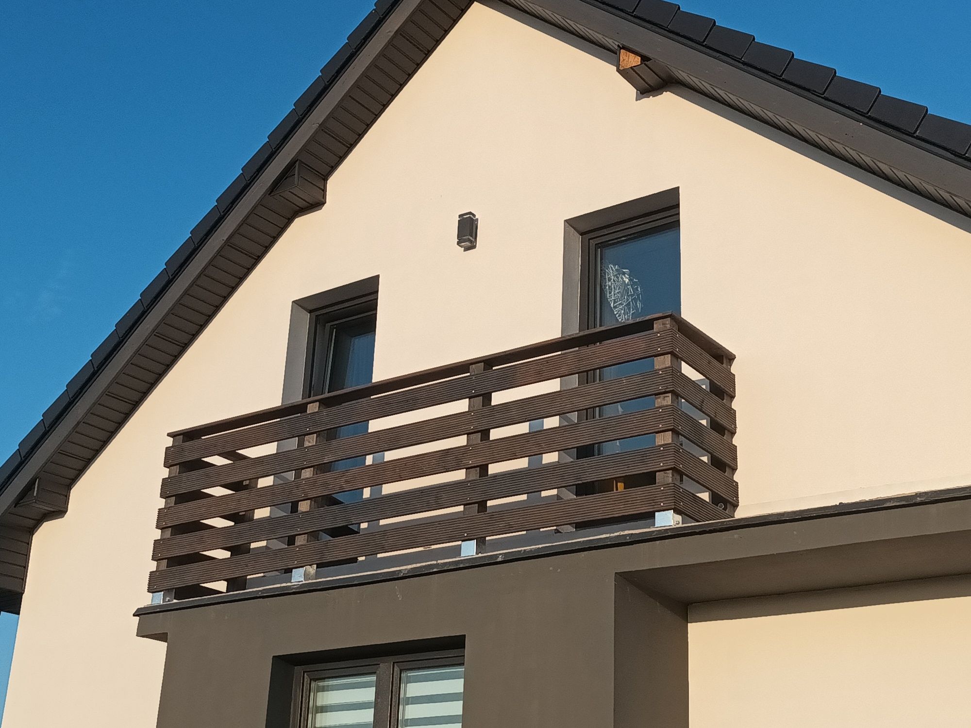 Balustrady balkonowe drewniane. Krzyżowe, proste, szklane..