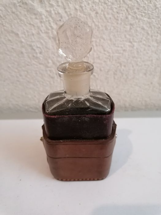 Garrafa de bolso antiga com bolsa em couro
