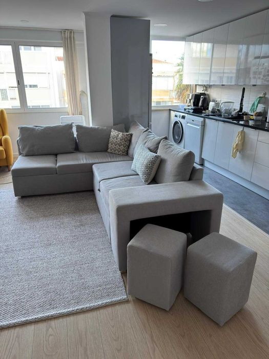 Sofá-cama cinzento de canto com chaise longue