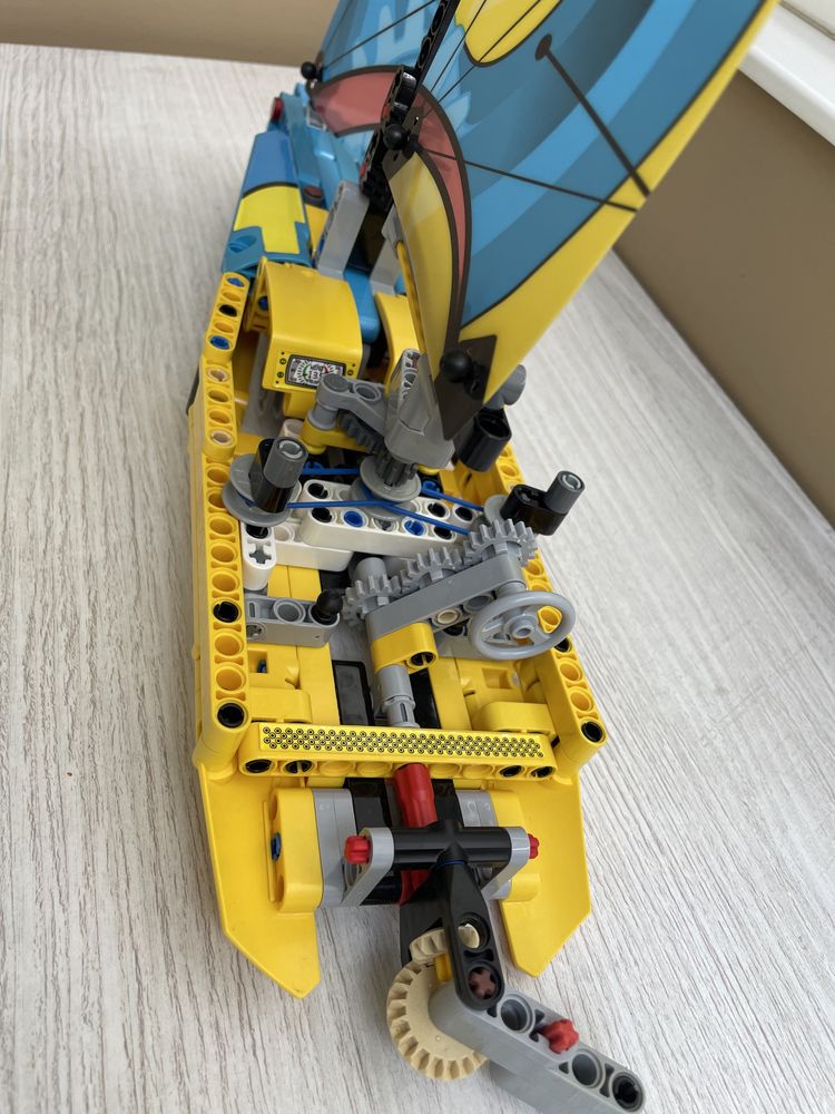 LEGO TECHNIC Гоночная яхта 330 деталей 42074