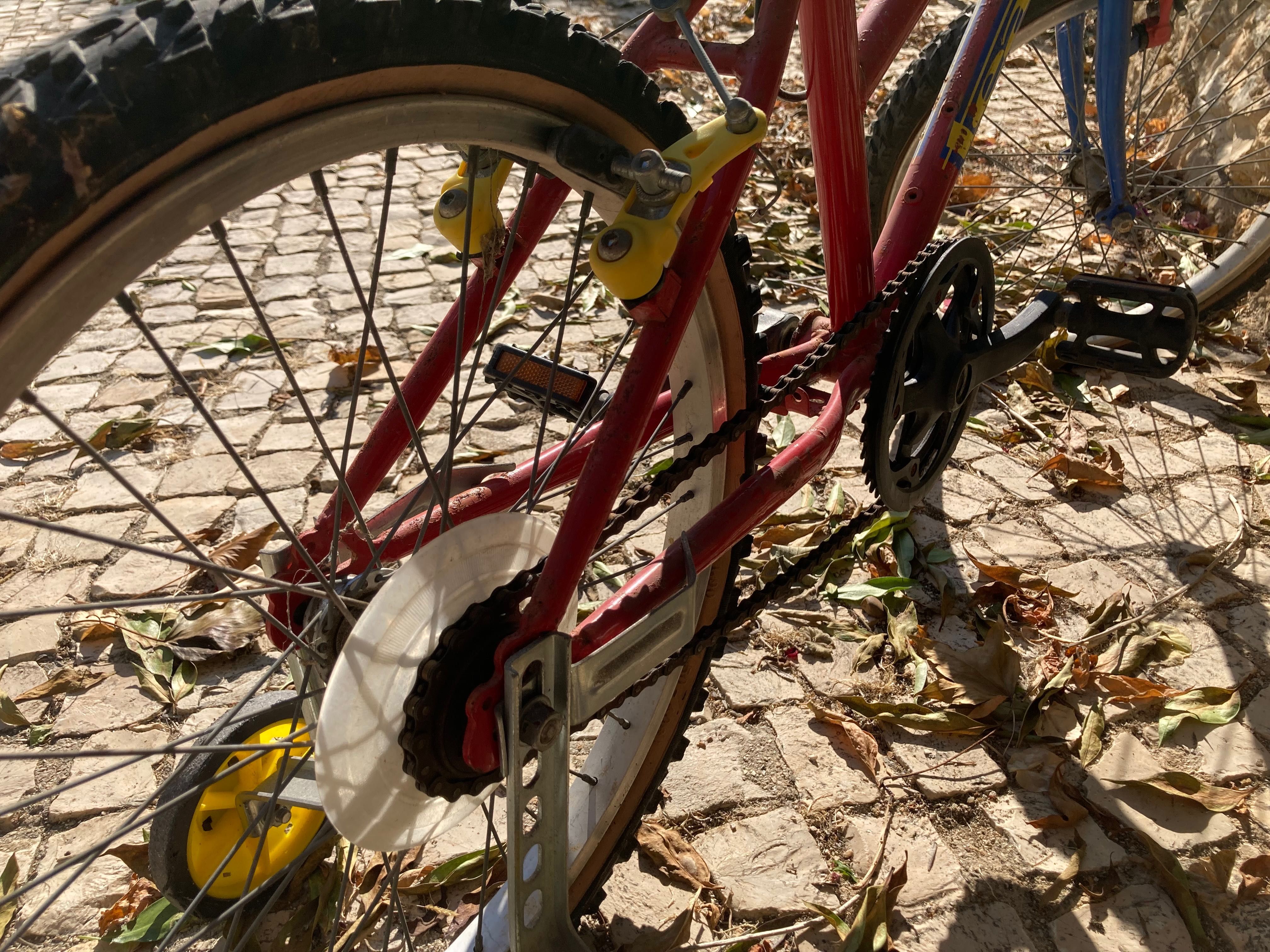 Bicicleta de criança antiga com rodinhas