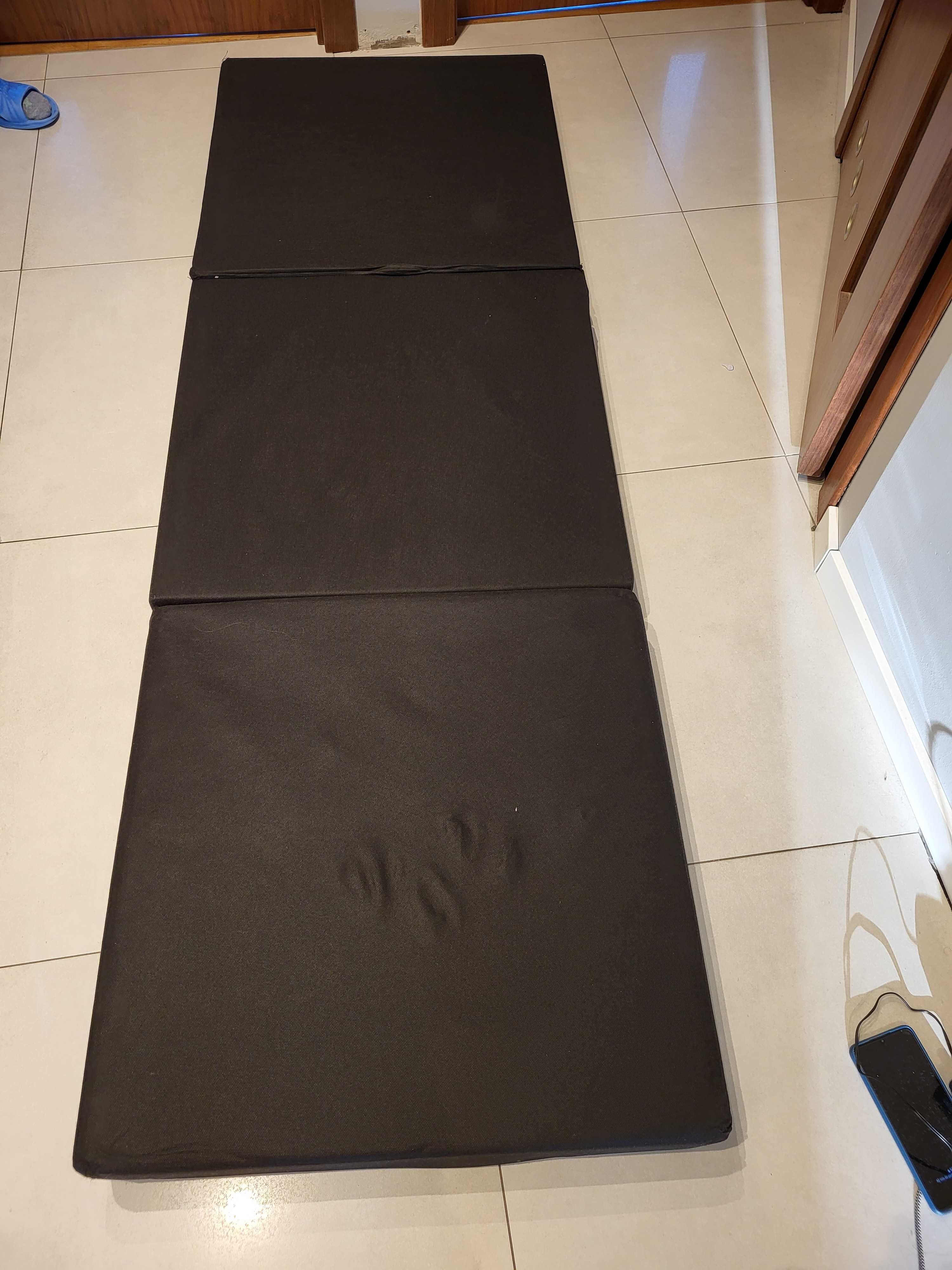 Pufa koloru szarego z funkcją spania z firmy Meblik 60x60.