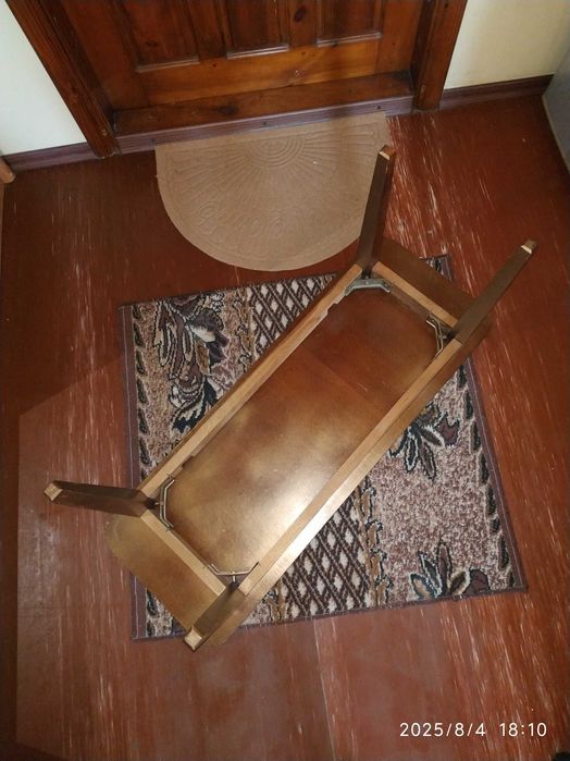 Столик невеликий, кофейный столик, стол