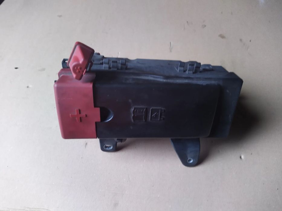 Skrzynka bezpieczników jaguar xe x 760 2.0 d