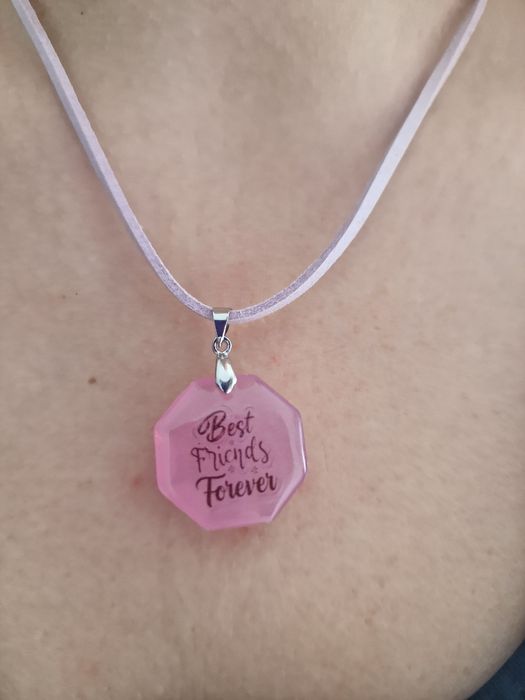 Colares em resina personalizados