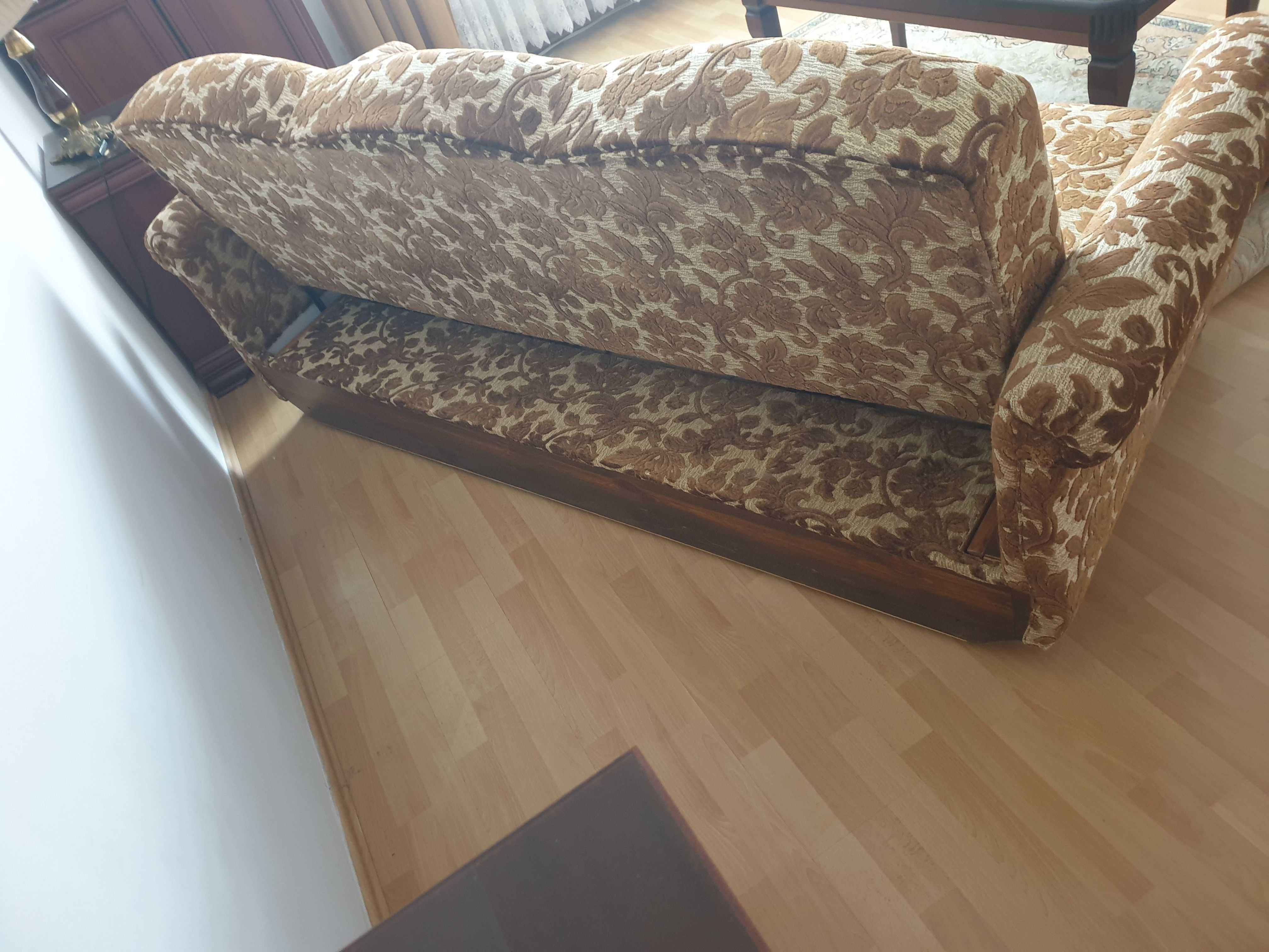 Rozkładana wersalka z pojemnikiem na pościel