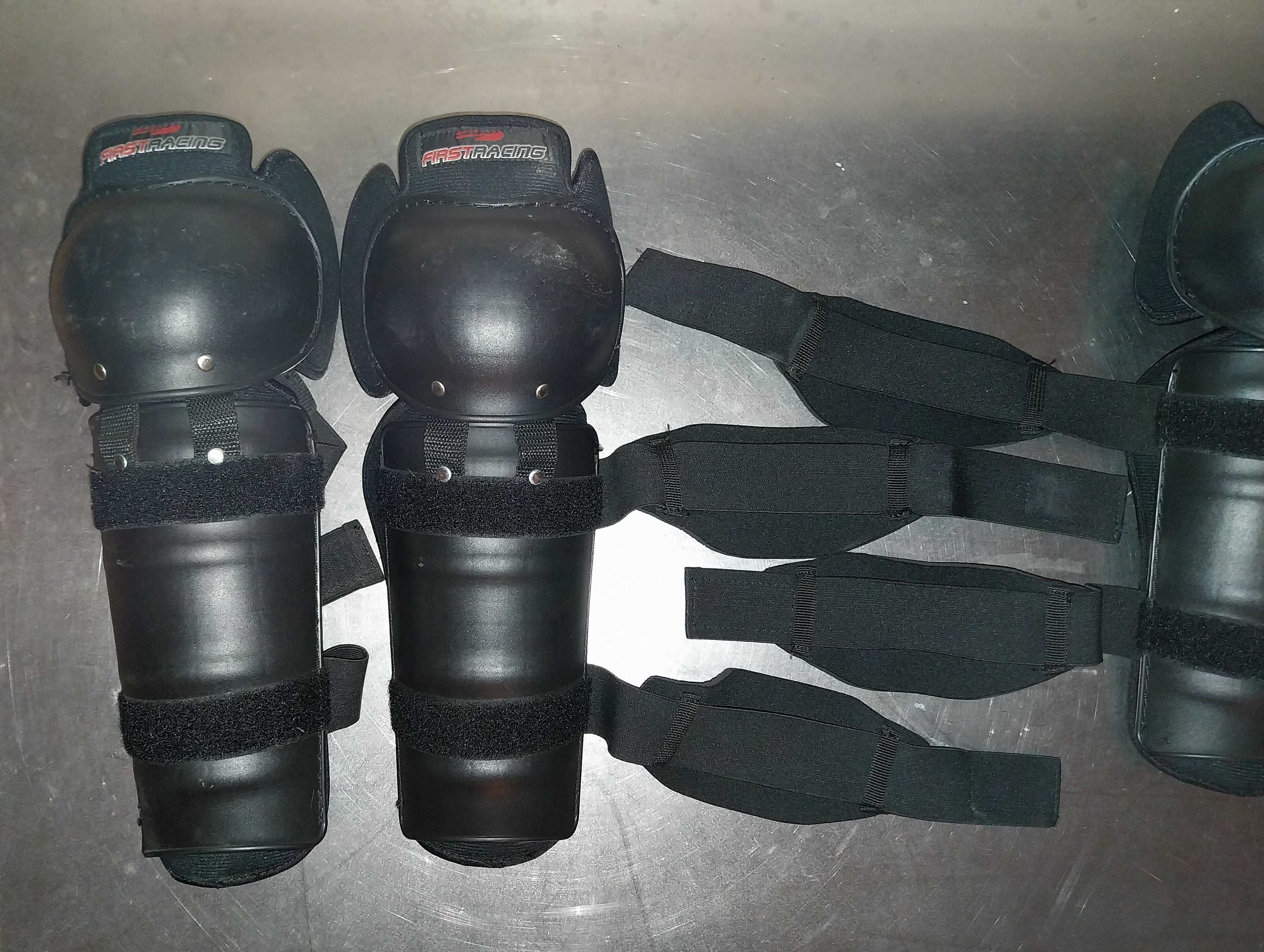 Joelheiras  c/ caneleiras  -2pares- preço é para 1 par - Ler anúncio