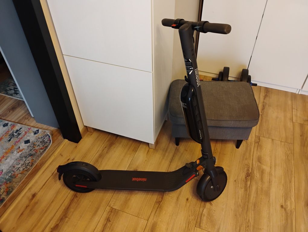 Hulajnoga elektryczna Ninebot KickScooter E22 z dodatkową baterią