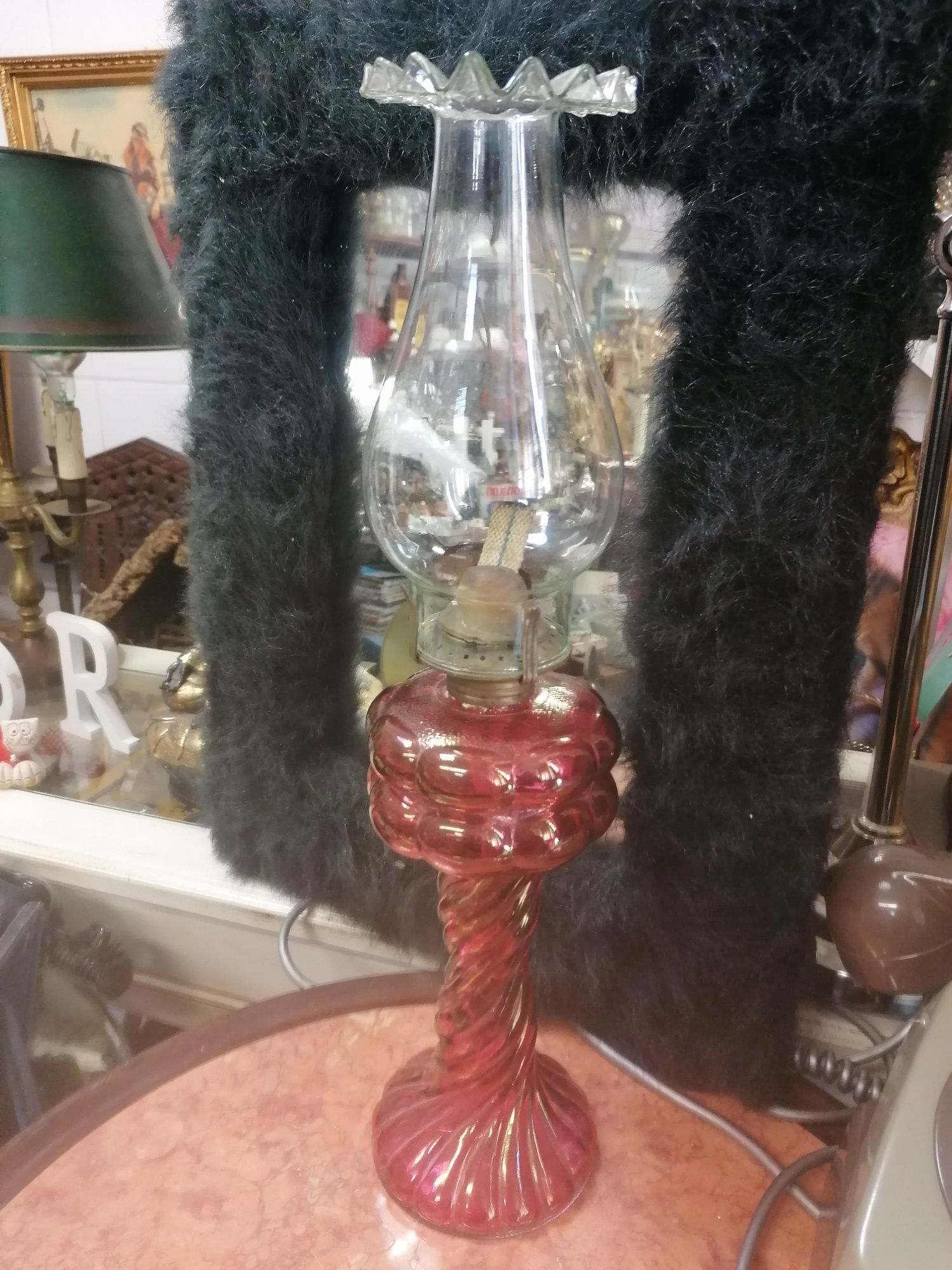 Candeeiro a petróleo em vidro vermelho