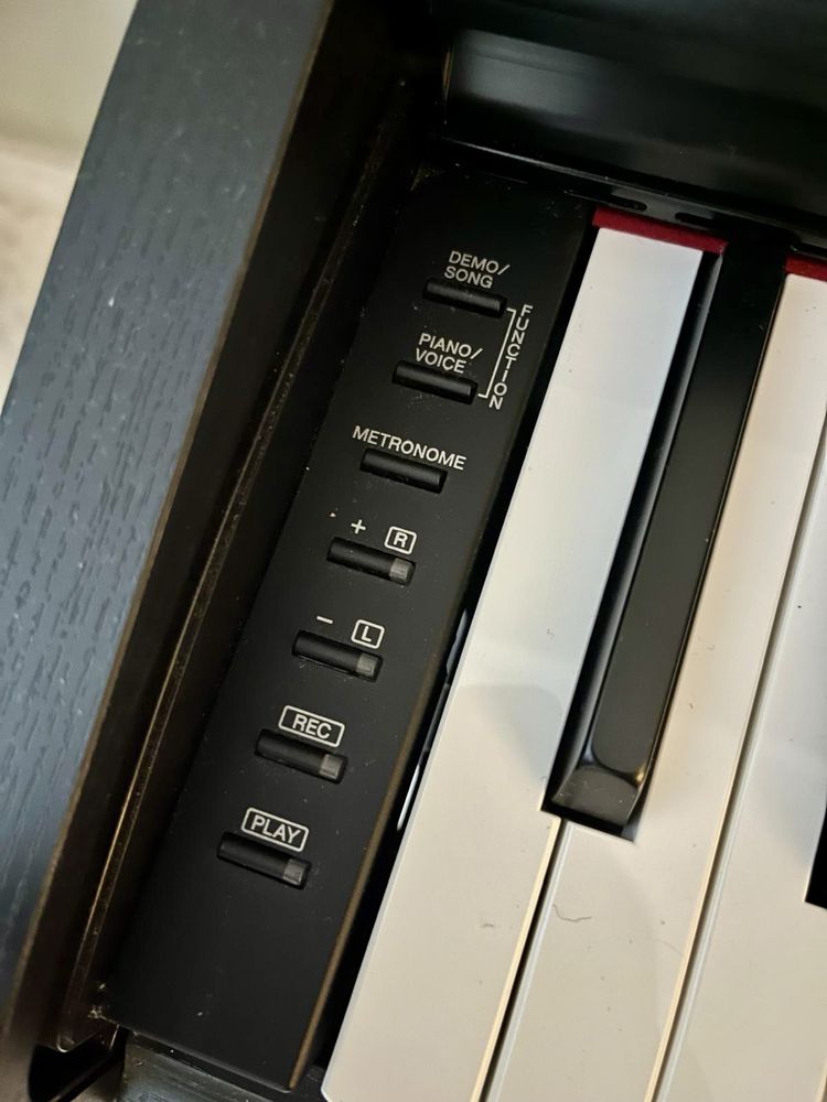 Piano digital YAMAHA ARIUS YDP-144B com banco