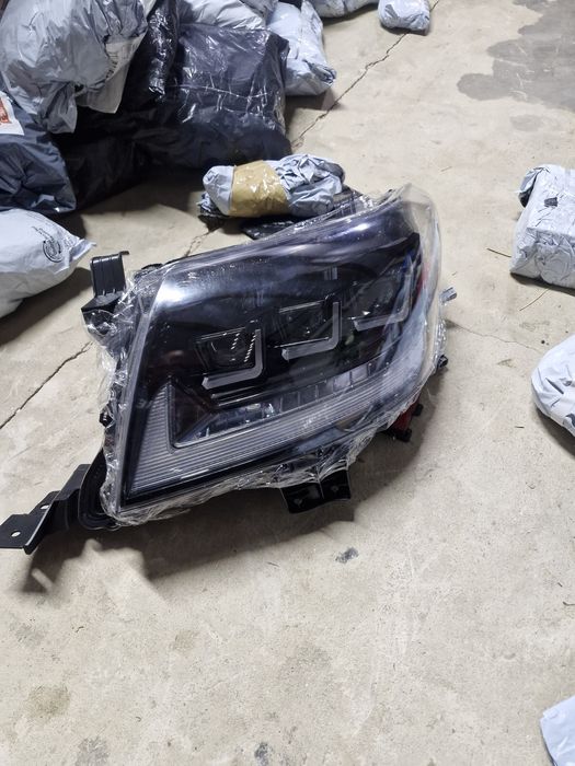 Lampa przod lewa Toyota Hilux Revo