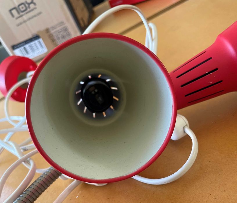 Par de Cadeeiros de Parede Articulados Vermelhos