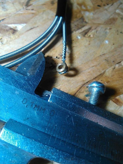 Струна бас-гітари струни на басову гитару. Струны бас-гитары басовой.