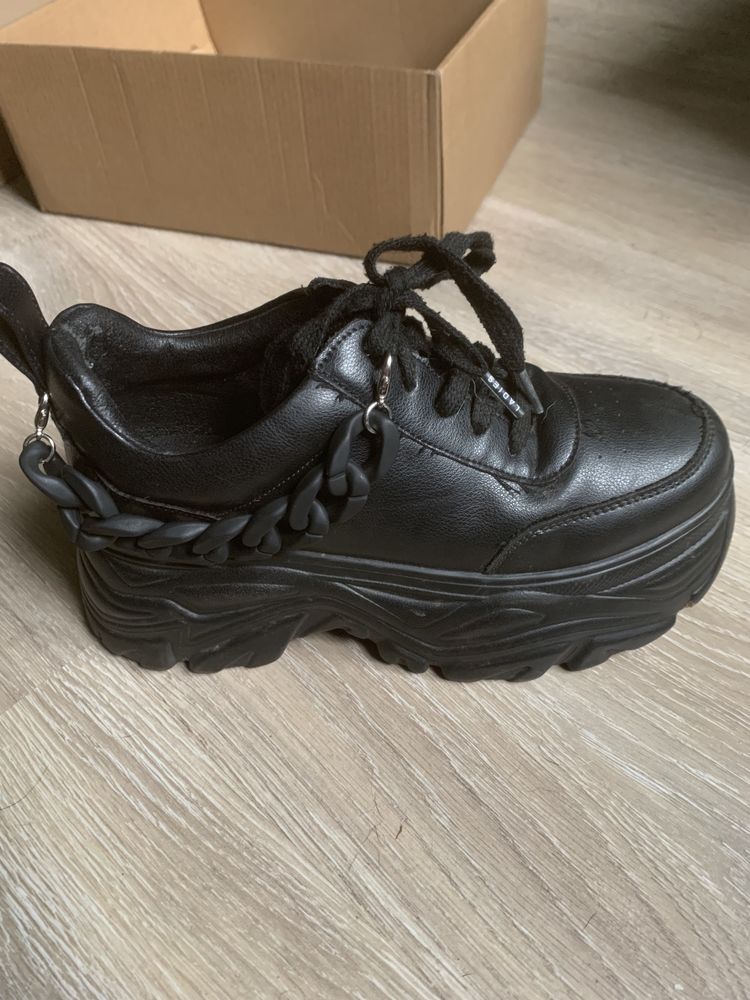 Czarne wysokie buty z łańcuchem rozmiar 37