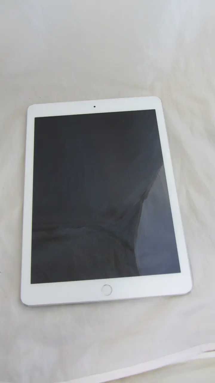 Apple iPad A1823 White