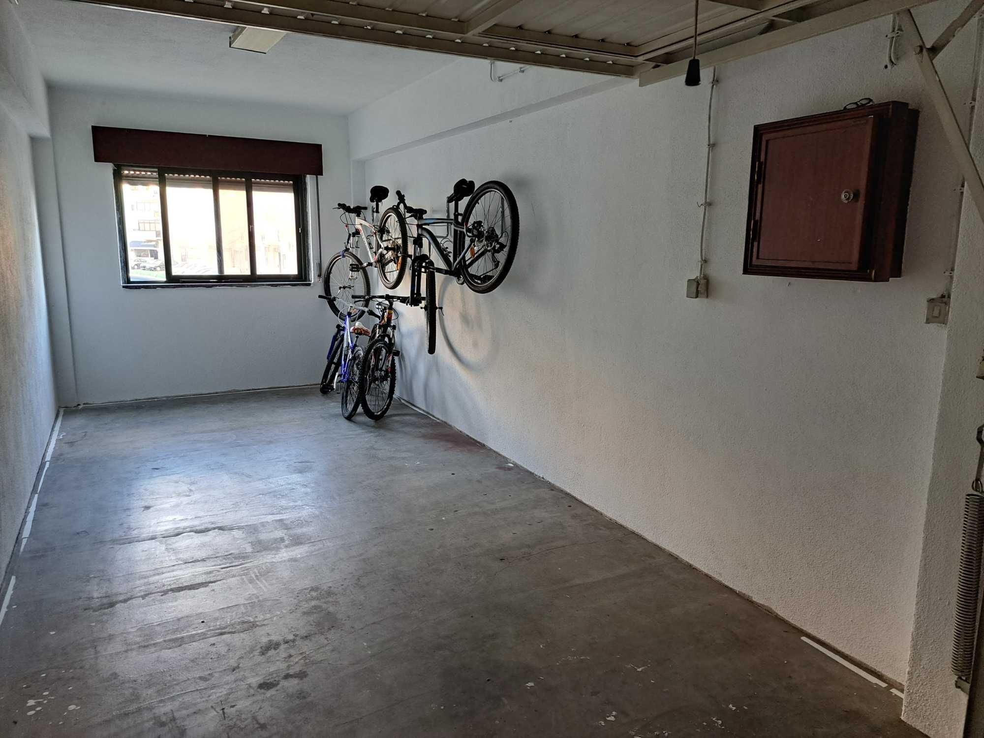 Box Garagem com janela piso superior isenta de humidade