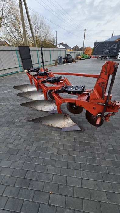 Плуг Оверум Швеція чотирьох або трьох корпусний.