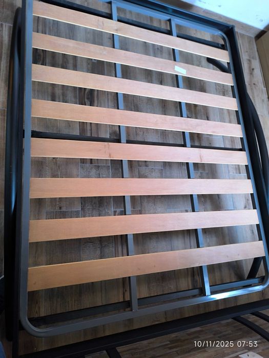 Cama em ferro de casal