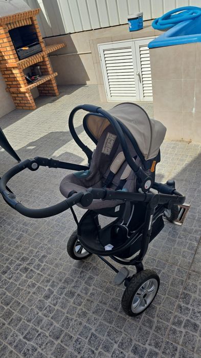 Carrinho de bebé 3 em 1 (carro, alcofa e cadeira auto)