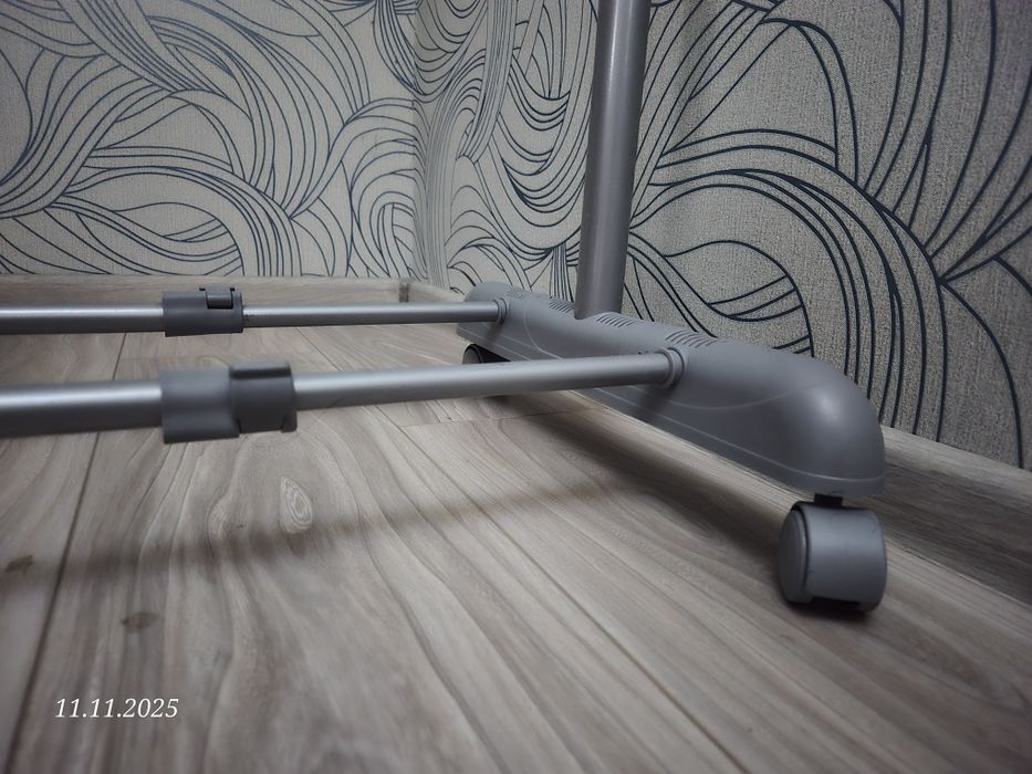 Телескопічна підлогова вішалка (стійка) на коліщатках для одягу