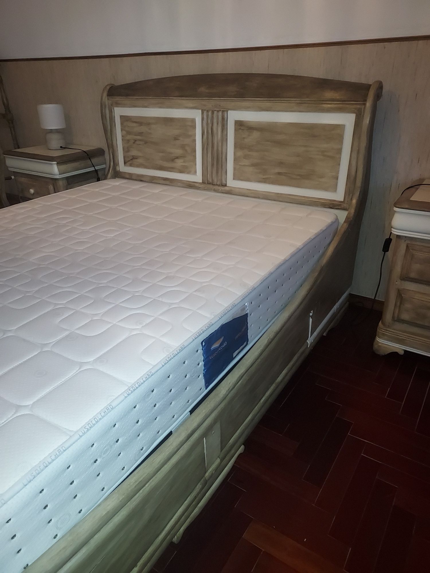 Cama de casal  e mesas de cabeceira madeira maçica