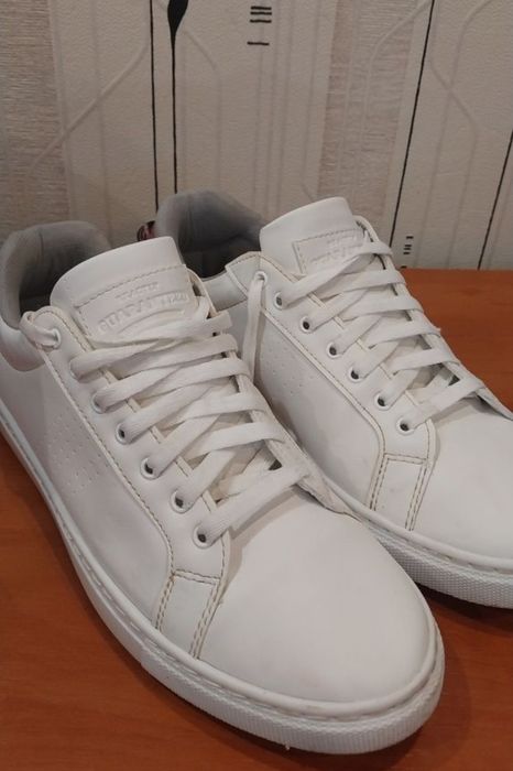 Продам мужские осенние кроссовки  - сникерсы LC Waikiki