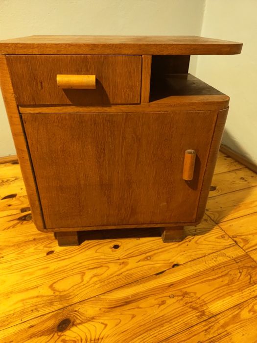 Drewniana szafka nocna w stylu vintage z czasów PRL.