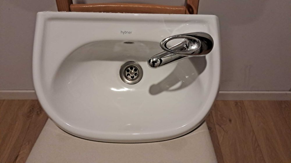 Mała umywalka z baterią!
