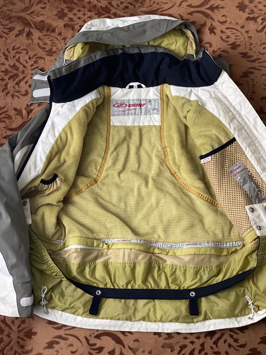 Гірськолижна курточка