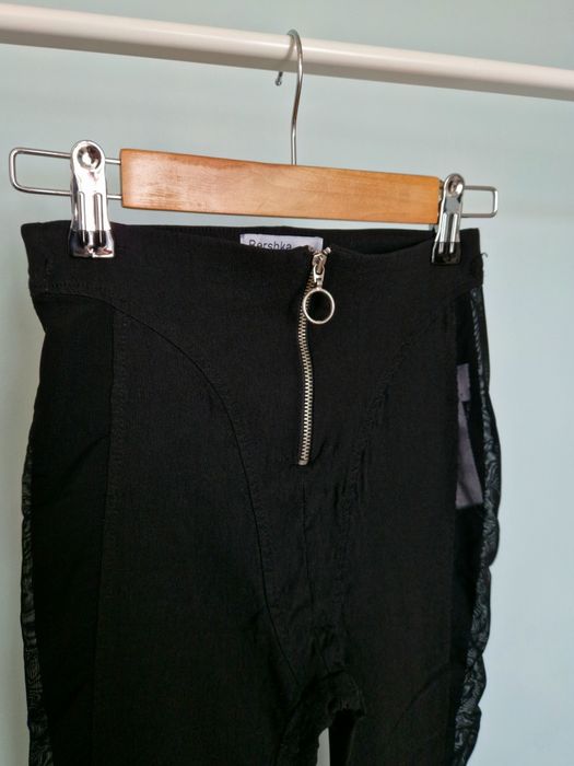 Czarne legginsy dopasowane spodnie siateczkowe dzwony Bershka