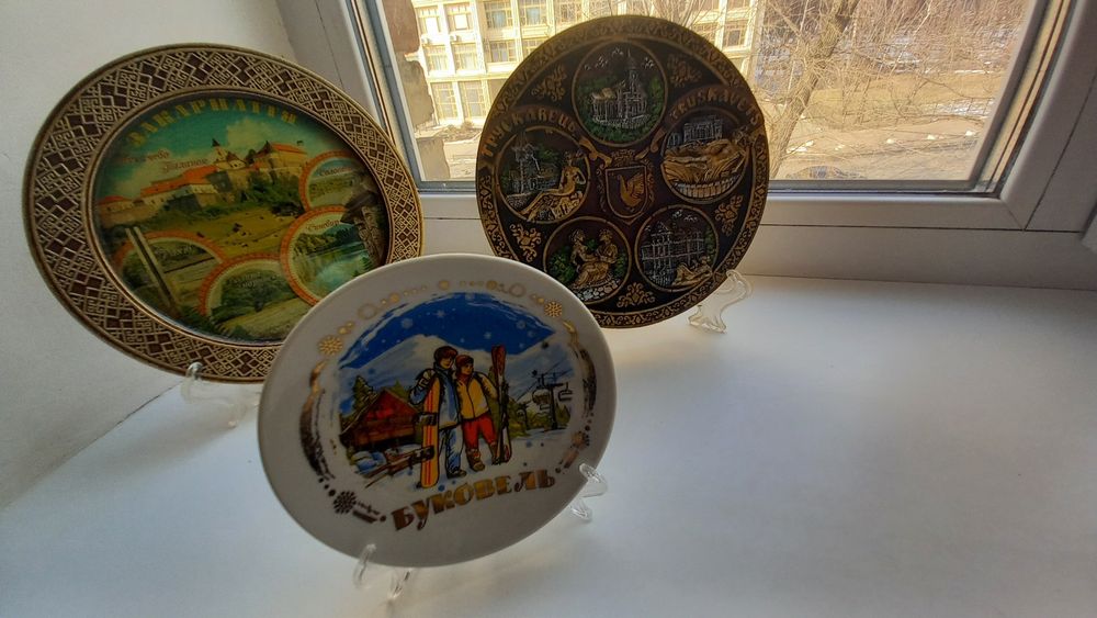 Тарелки  на подставке и с креплением для стены.