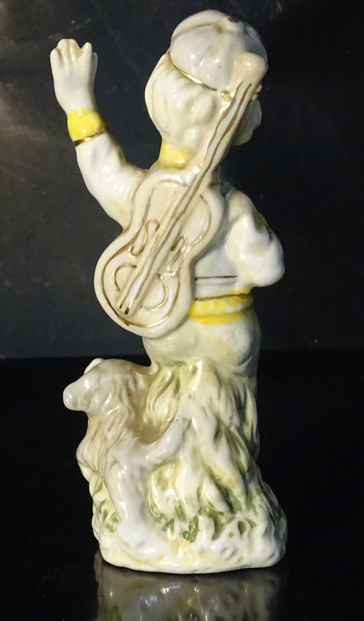 Figurka porcelanowa: Chłopiec z gitarą. Vintage.