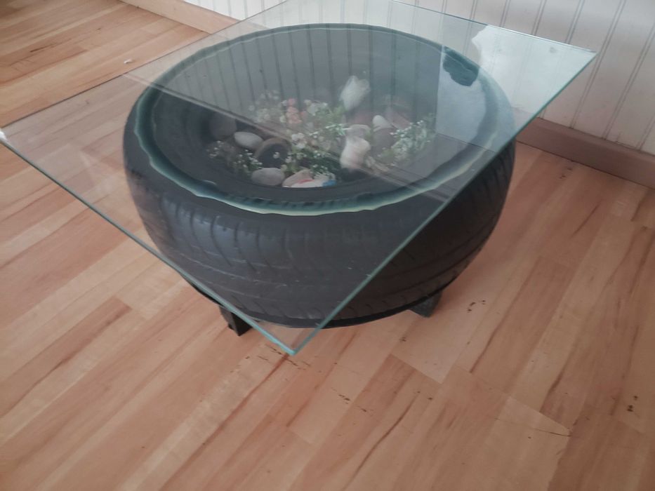 Mesa de vidro com pneu bom estado