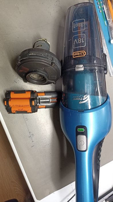 Emerytalna wyprzedaż. Odkurzacz bezprzewodowy Philips w zestawie.