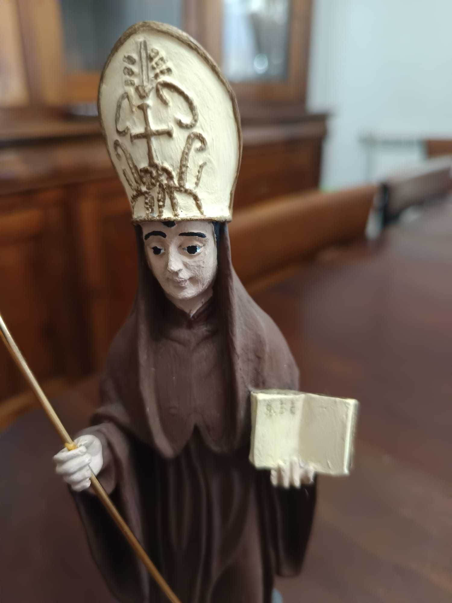 Escultura de São Bento – Cerâmica pintada à mão (22 cm)