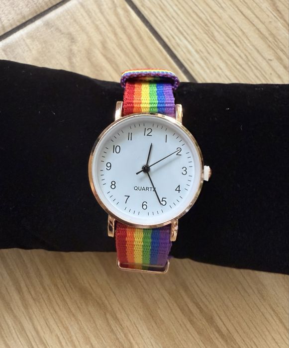 Nowy zegarek z kolorowym paskiem Quartz