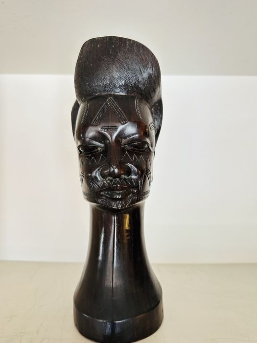 Busto / estatueta africana em pau preto