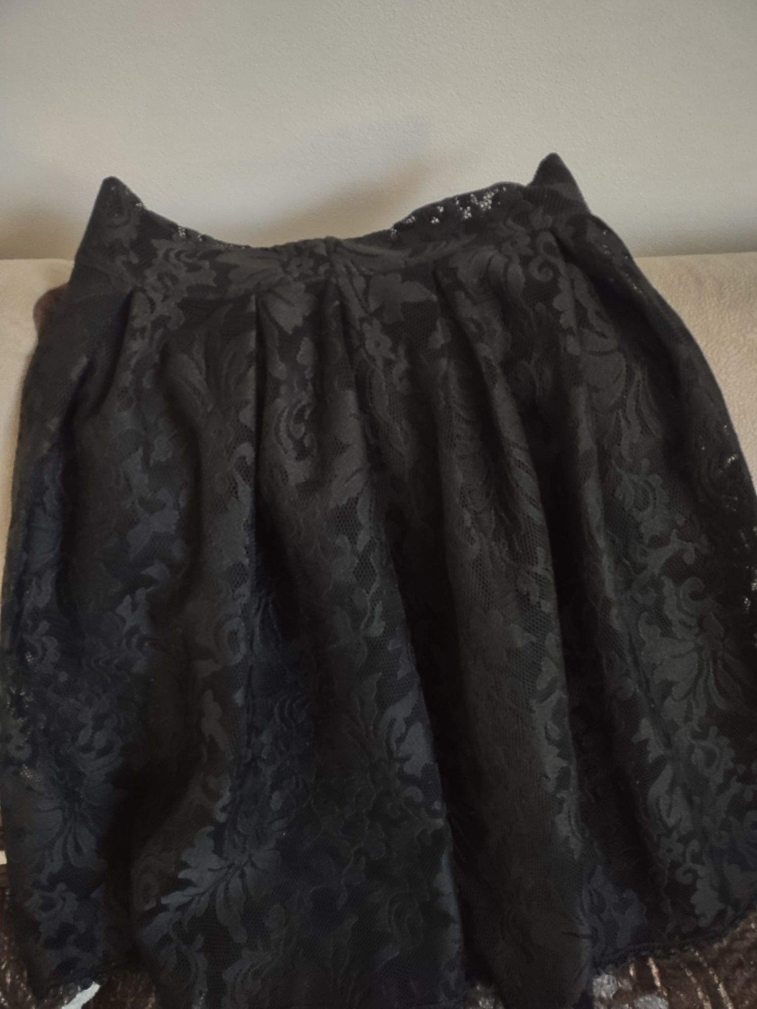 Czarna koronkowa spódnica