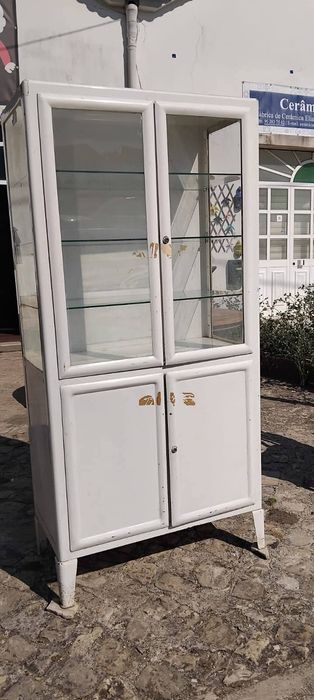 Vitrine em ferro