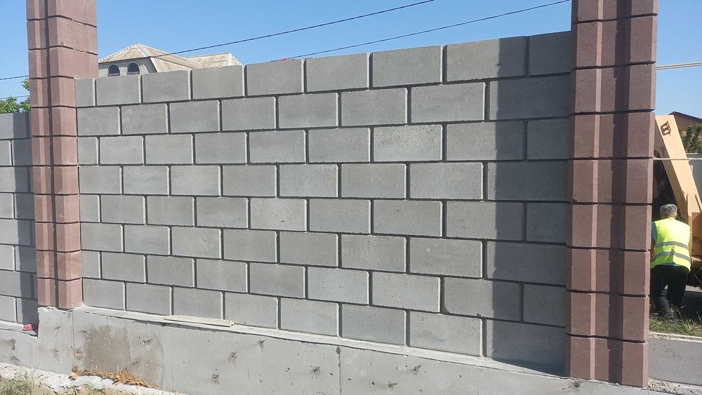 Шлакоблок, колотий блок, колони,  кришки, декор. Все для паркану.