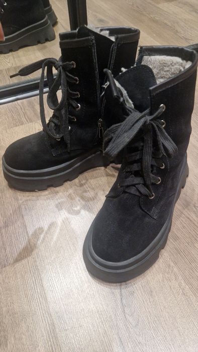 Чорні замшеві жіночі чоботи