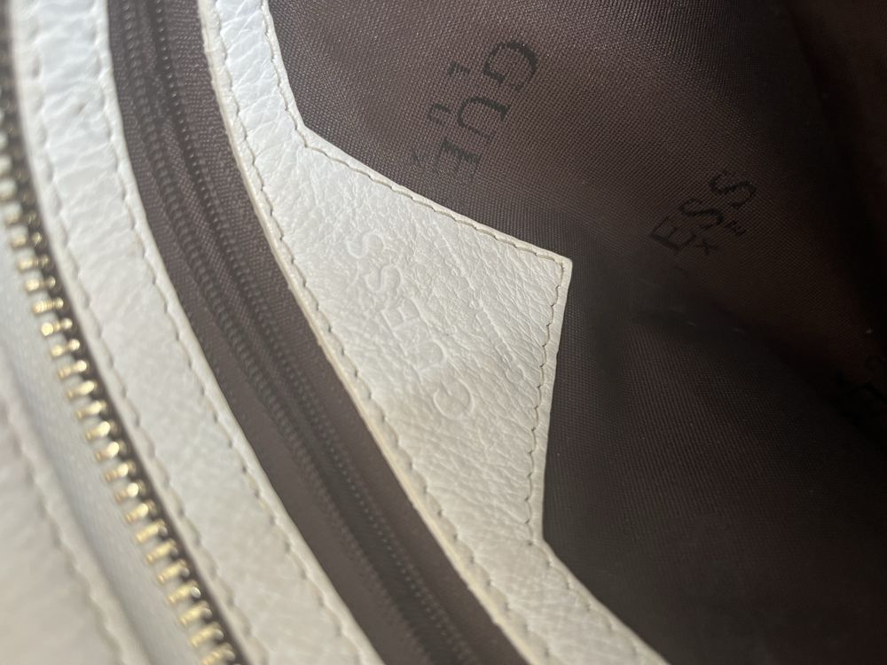 Biała skórzana torebka A4 Guess pojemna shopperbag