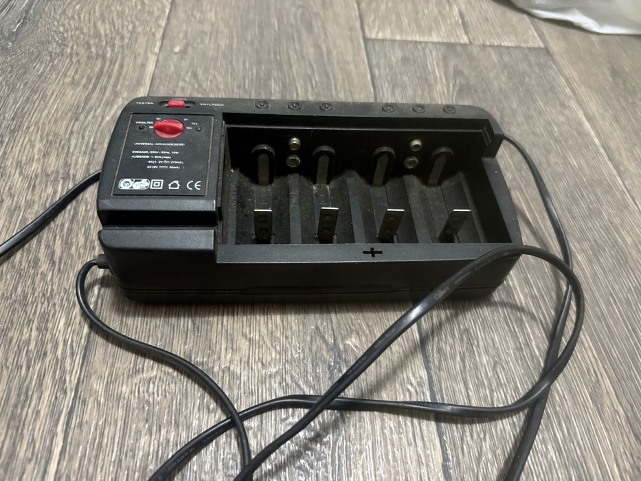 Універсальний зарядний пристрій для збичайних батарейок та крон на 9В.