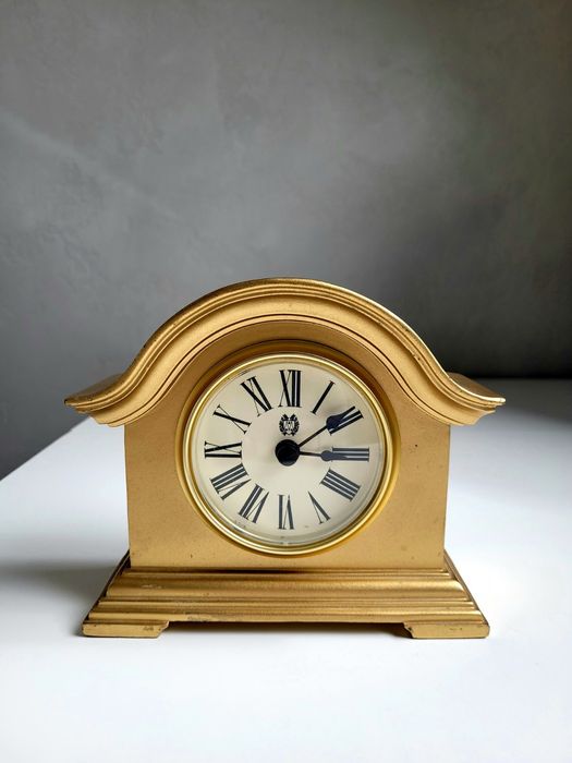 Вінтажний годинник в ретростилі